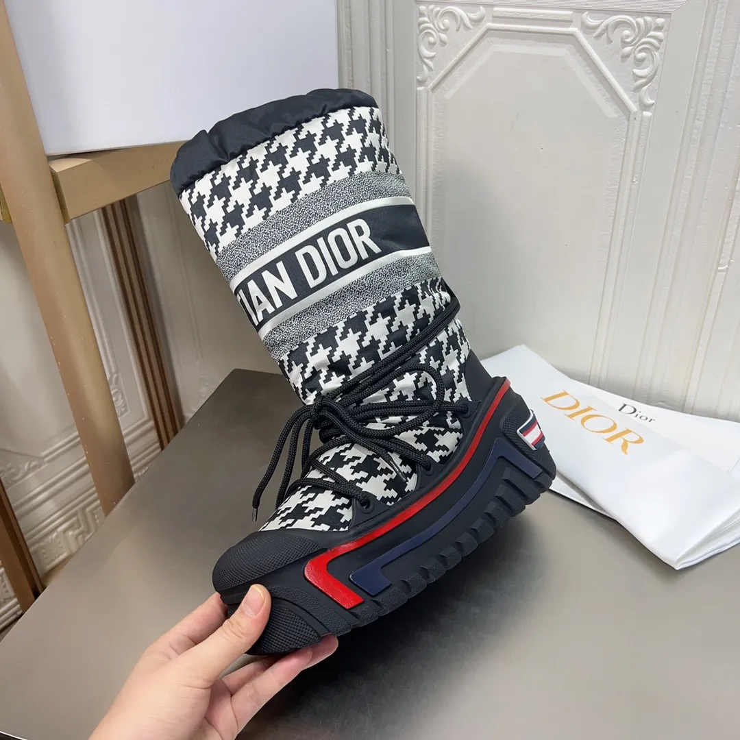 Men's shoes p600! The highest version on the market, Dior Dior's king style snow boots, ski boots, fat and cute, so cute →_→ from the DiorAlps limited series, unique. Shiny nylon Oblique print upper with criss-cross straps for an ideal fit. The technical fabric of the boot shaft, short-cut version, can be worn in the city or in the mountains. It makes the calf slimmer and taller, warm and concave. The boot shaft and sole are made of original waterproof padded lining. The embroidered fabric is original star ⭐ rubber non-slip thick sole and multi-module combination outsole. The size is 35-40. 41Customized
